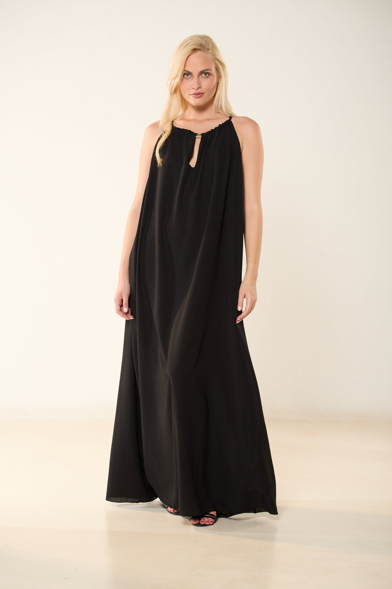 ΦΟΡΕΜΑ ΜΑΥΡΟ ΜΑΚΡΥ ΜΕ ΔΕΣΙΜΟ ΣΤΟΝ ΛΑΙΜΟ