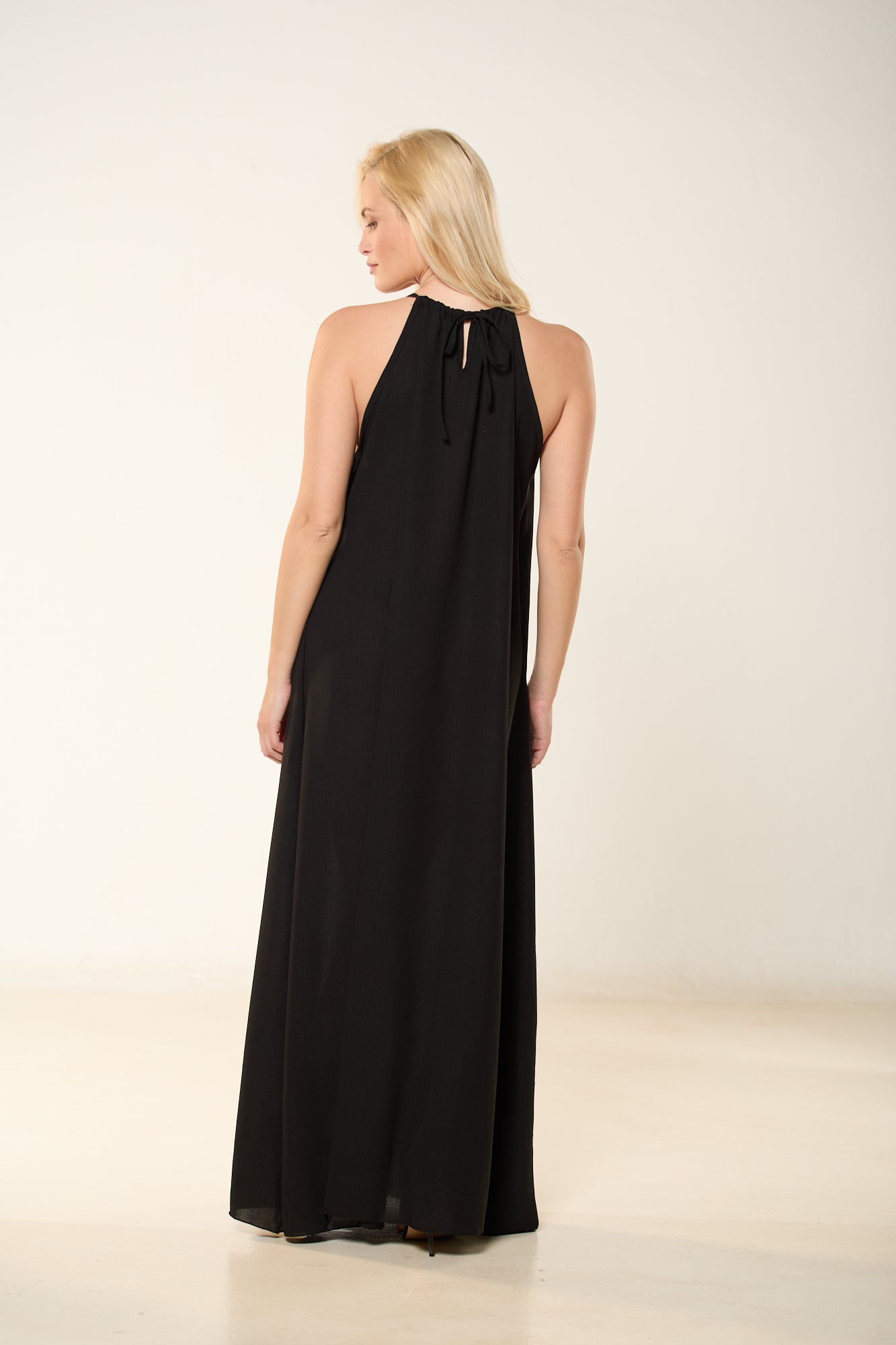 ΦΟΡΕΜΑ ΜΑΥΡΟ ΜΑΚΡΥ ΜΕ ΔΕΣΙΜΟ ΣΤΟΝ ΛΑΙΜΟ