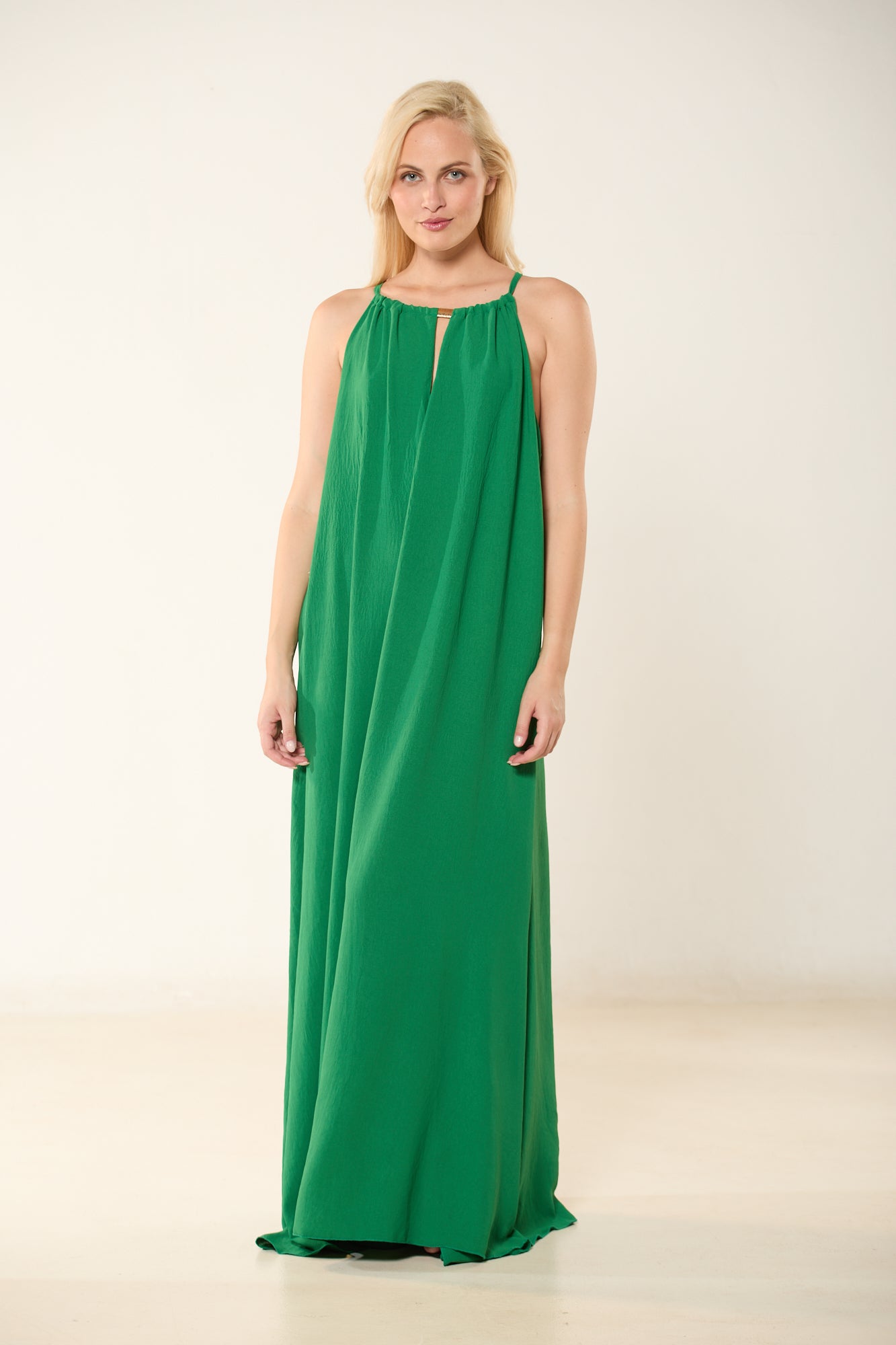 ΦΟΡΕΜΑ ΣΜΑΡΑΓΔΙ ΜΑΚΡΥ ΜΕ ΔΕΣΙΜΟ ΣΤΟΝ ΛΑΙΜΟ