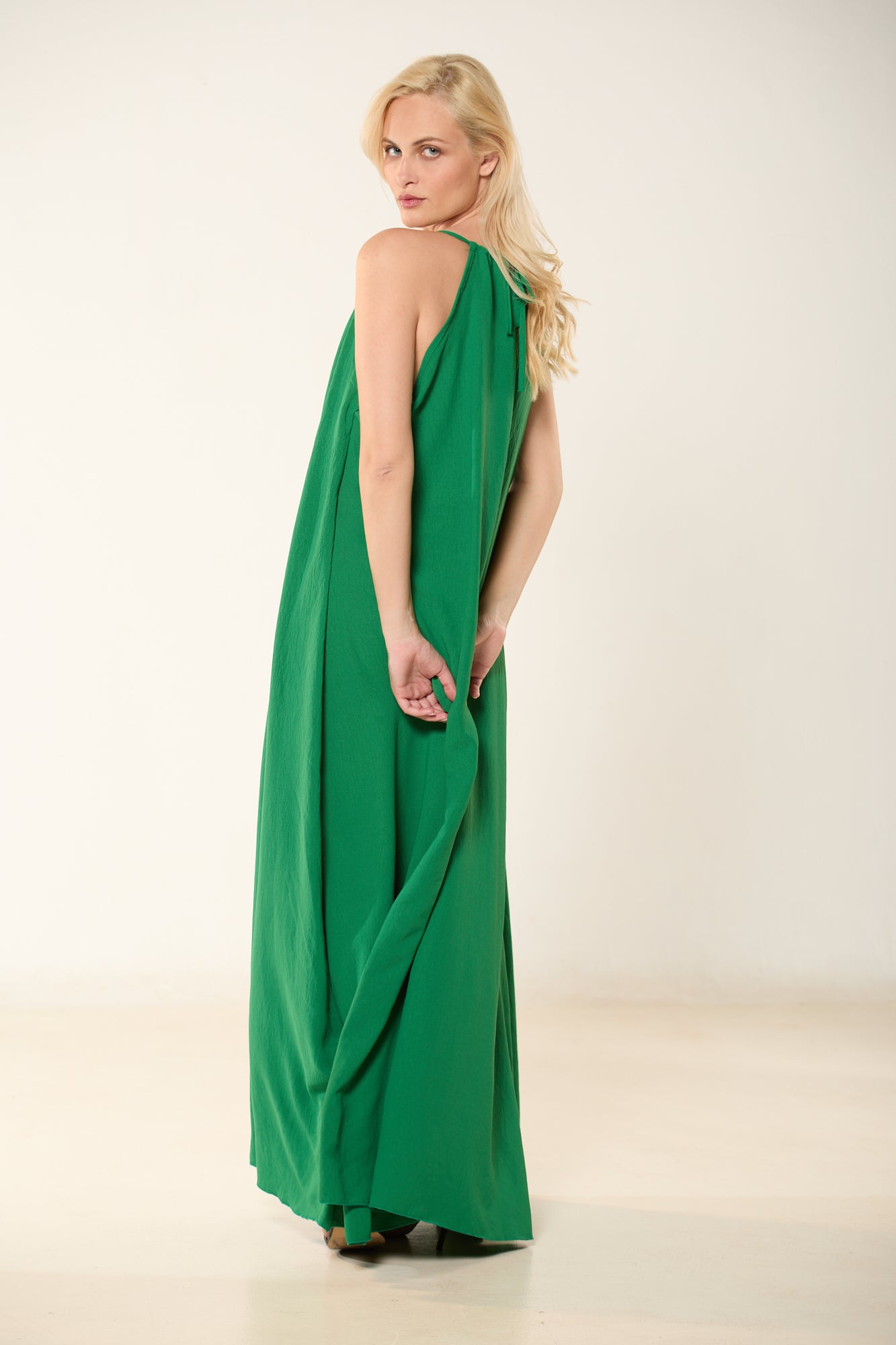 ΦΟΡΕΜΑ ΣΜΑΡΑΓΔΙ ΜΑΚΡΥ ΜΕ ΔΕΣΙΜΟ ΣΤΟΝ ΛΑΙΜΟ