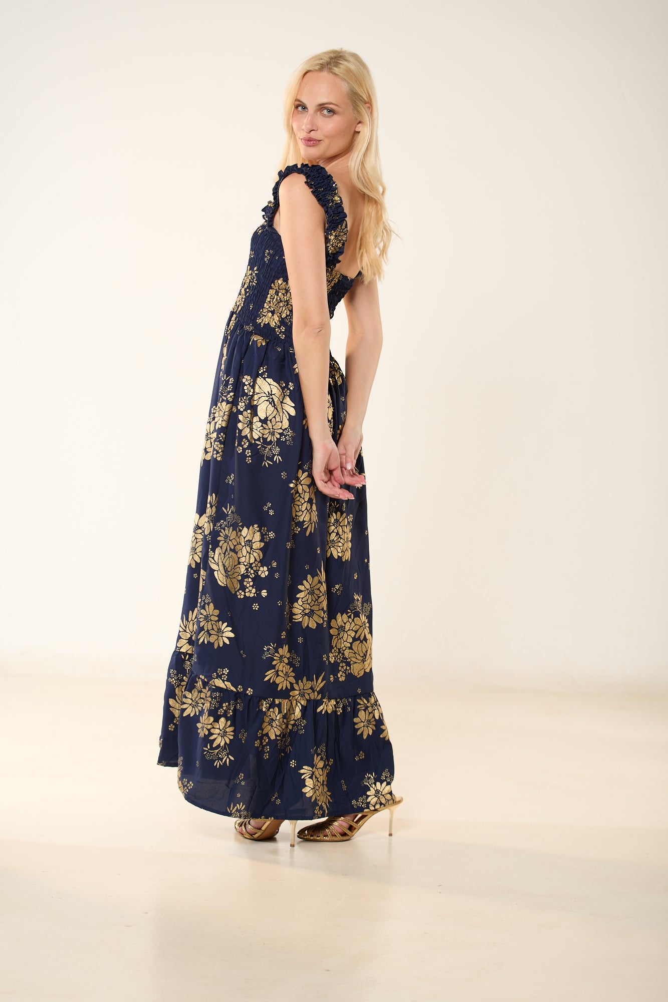 ΦΟΡΕΜΑ ΜΠΛΕ ΜΕ ΒΟΛΑΝ ΣΤΟΥΣ ΩΜΟΥΣ