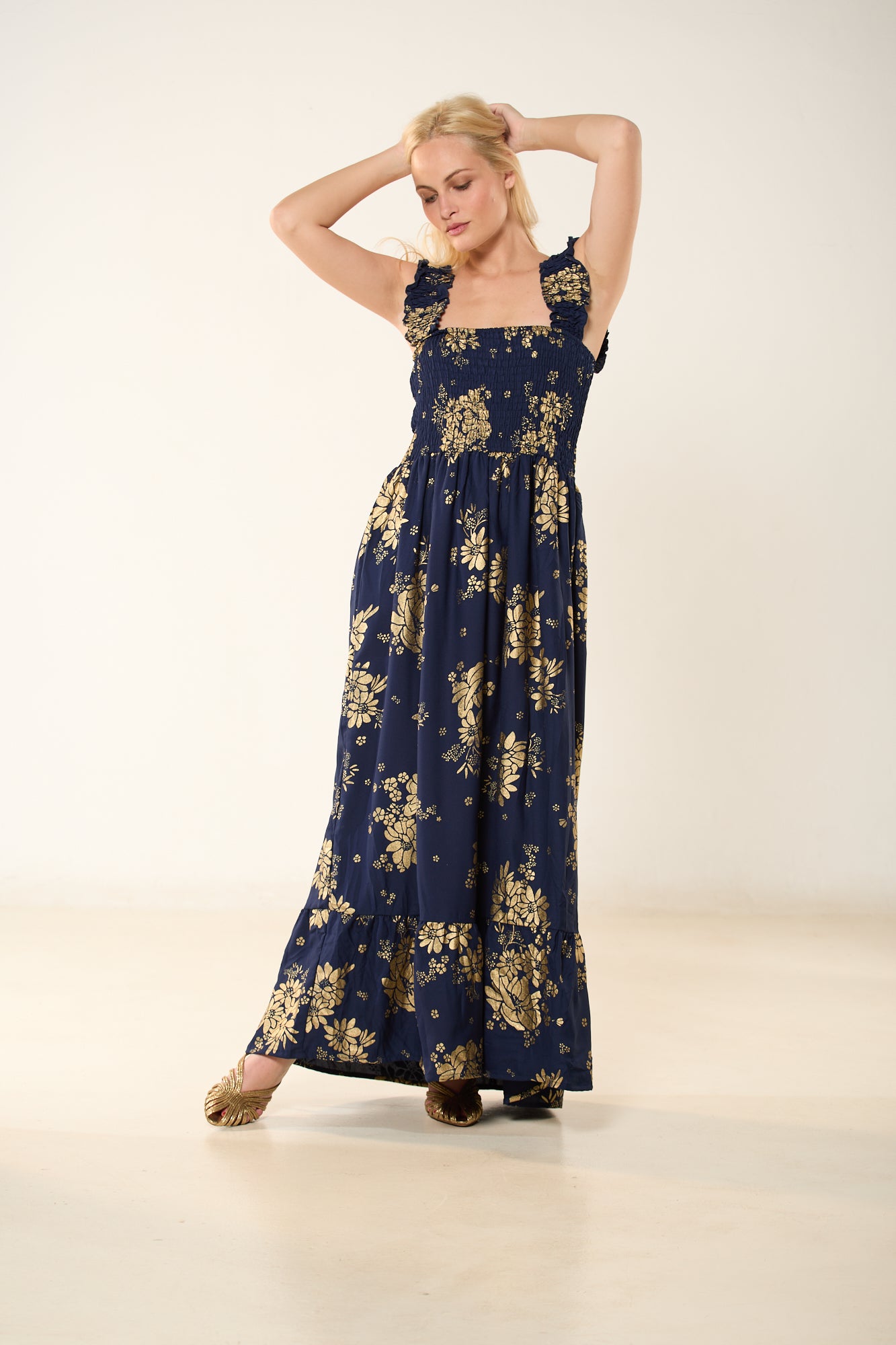 ΦΟΡΕΜΑ ΜΠΛΕ ΜΕ ΒΟΛΑΝ ΣΤΟΥΣ ΩΜΟΥΣ